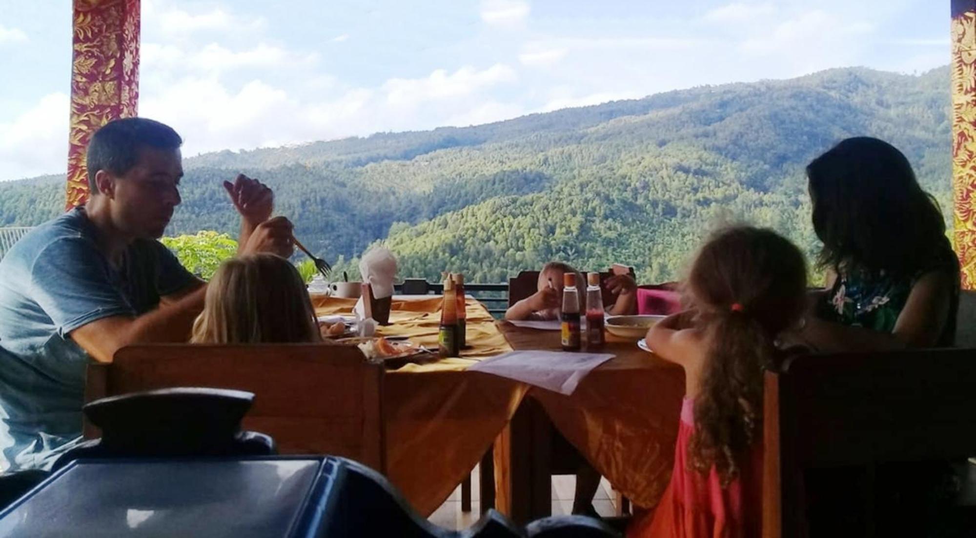 Aris Homestay And Warung Made Munduk Zewnętrze zdjęcie